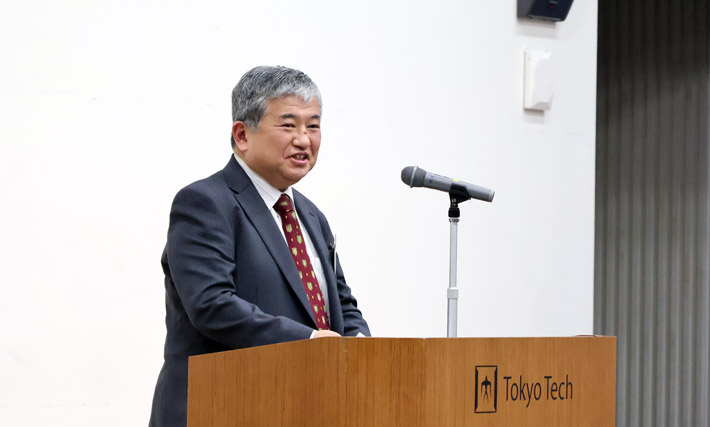 受賞者を代表して挨拶する八島教授(理学院 化学系)