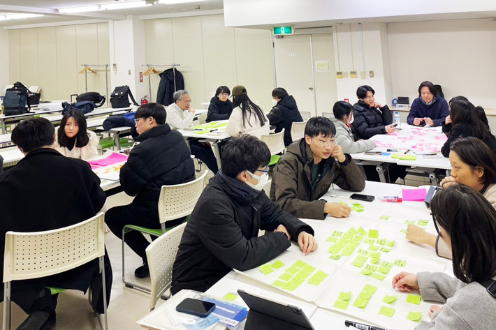 ツアーを振り返り、各自の記憶や感情を共有しながら意見交換