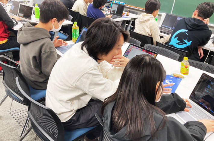 traP部員のサポートを受けプログラムを書く参加者