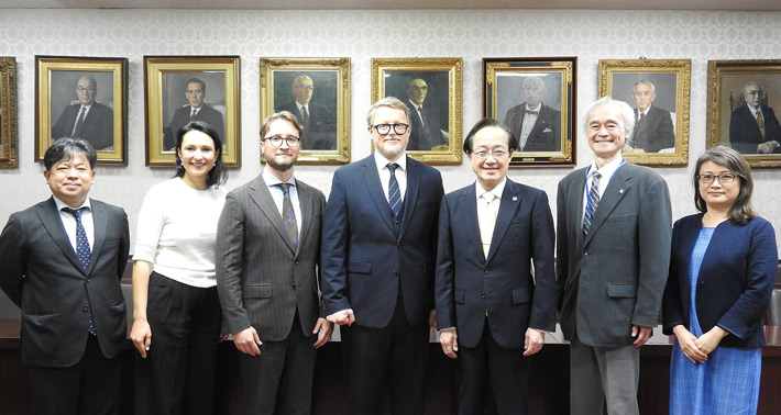 ブリエデ副学長（左から2人目）、ズィルガルヴィス大使（左から3人目）、 ユフナ学長（中央）、益学長（右から3人目）他による記念写真