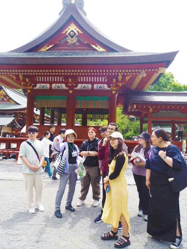 鶴岡八幡宮で説明を受ける参加者たち