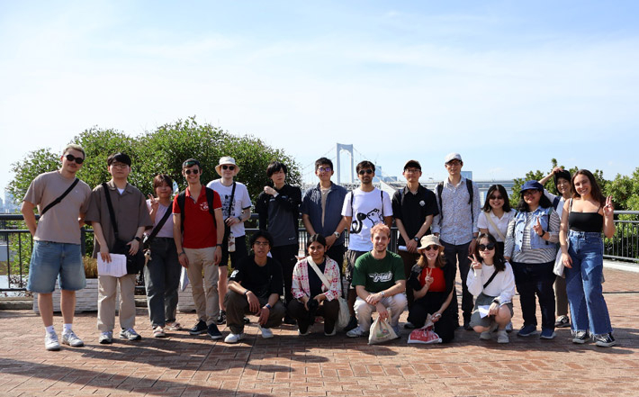 レインボーブリッジをバックに記念撮影