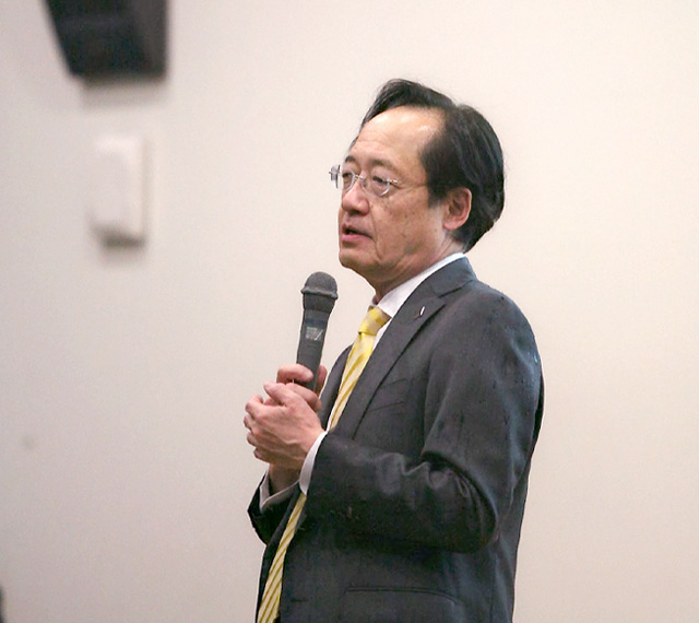 歓迎のあいさつをする益学長