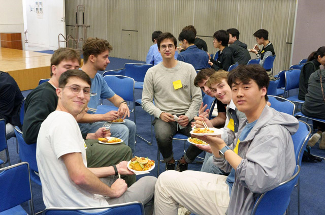 食事を楽しむ参加者