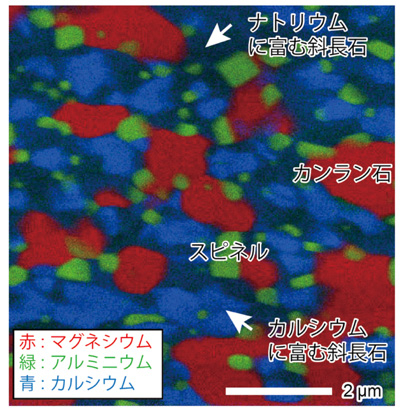 図2 ザクロ石分解物の詳細な解析イメージ ザクロ石が分解してできた、細粒鉱物集合体。赤色、緑色、青色はそれぞれマグネシウム、アルミニウム、カルシウムの含有量の違いを示します。この元素含有量の違いから、鉱物種がわかります。