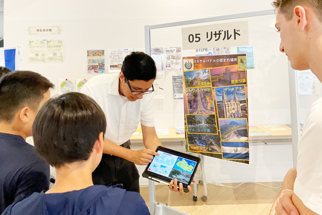 タブレットで資料を見せながら説明