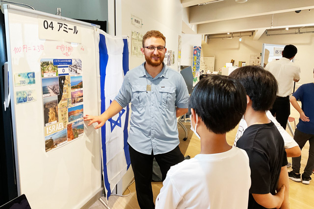 母国の紙幣や国旗を紹介