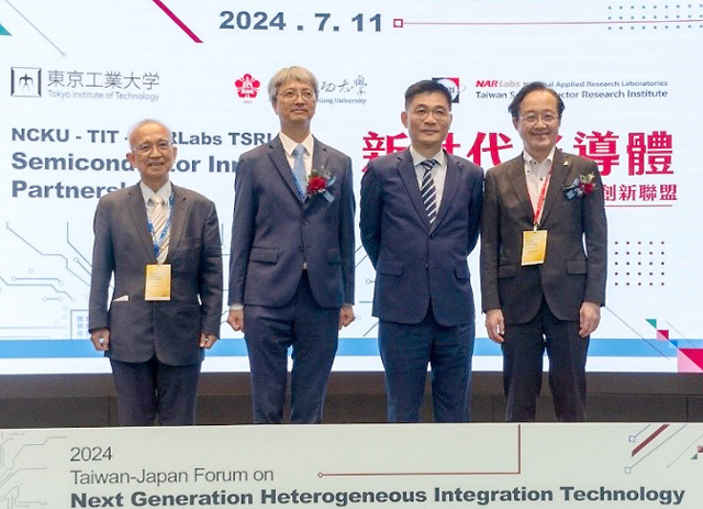 （左から）NCKU AISSM※ ヤン・クイン・スー（蘇炎坤）院長、TSRI ホウ理事長、NCKU シェン学長、益学長