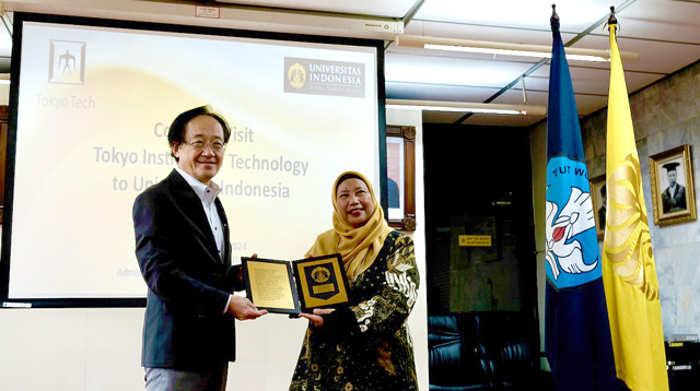 8月13日インドネシア大学表敬訪問
益学長（左）、クスマヤティ副学長（右）
