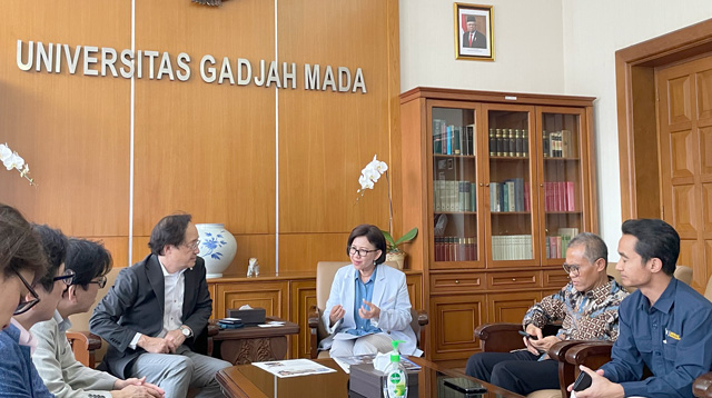 8月14日ガジャマダ大学表敬訪問 益学長（中央左）、エミリア総長（中央）
