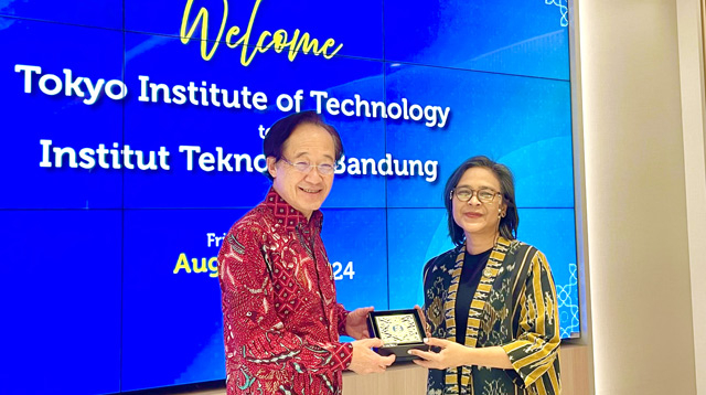 8月16日バンドン工科大学表敬訪問 益学長（左）、ウィラハディクスマ総長（右）