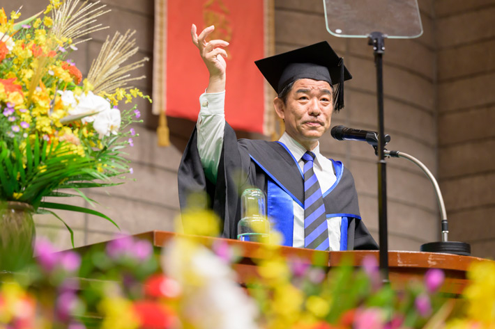 お祝いの言葉を述べる大竹尚登科学技術創成研究院長