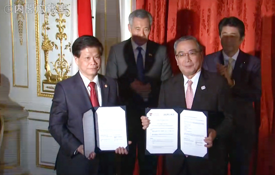 交換式の様子(「政府インターネットテレビ」より)