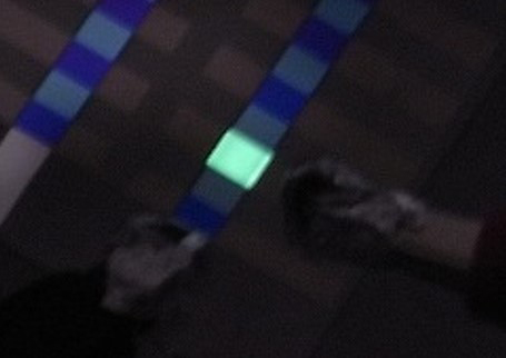 新物質を使った有機ELが光っている様子