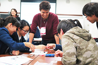 実験で盛り上がる参加者達