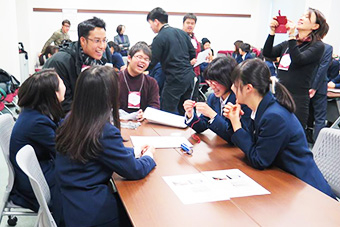 実験で盛り上がる参加者達