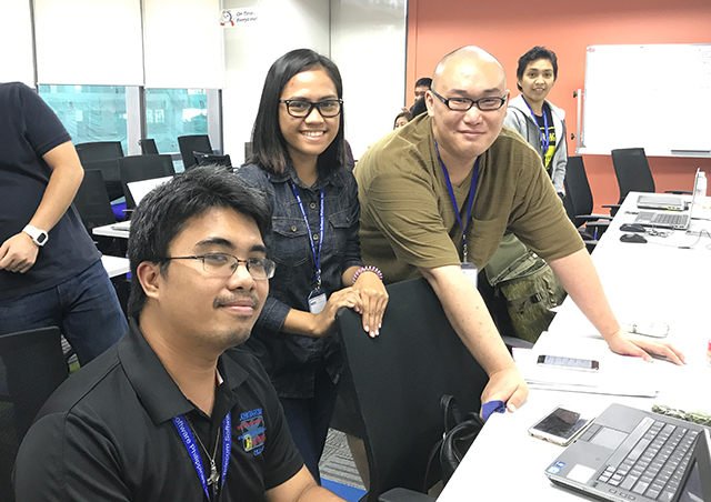 無事にプレゼンテーションを終えリラックスするメンバー