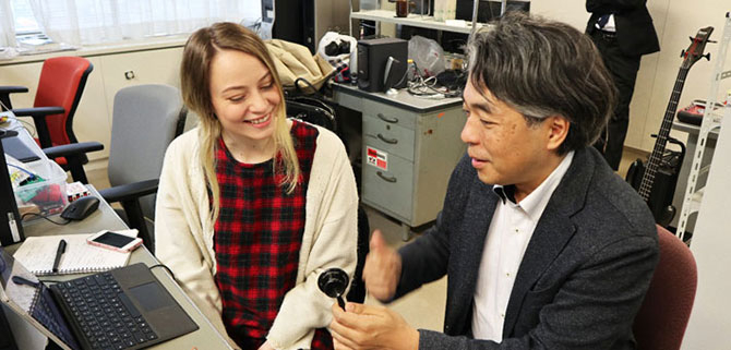 メリガンさん(左)と青柳准教授