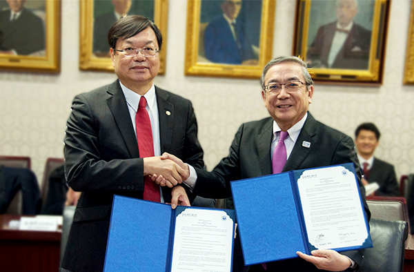 廖(リャオ)学長(左)と三島学長(右)