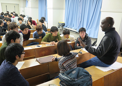 セネガル出身の留学生TAのファシリテートのもと、セネガルの農業振興について議論している様子(1年生向け講義「グローバル理工人入門」)