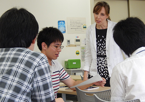 海外の大学等で勉学・研究するために必要な英語力の習得を目指した講義の様子(英語力・コミュニケーション力強化プログラム)