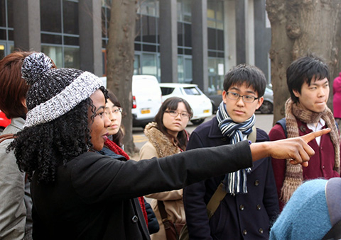 インペリアルカレッジにて、現地大学生によるキャンパスツアーの様子(イギリス超短期海外派遣プログラム)