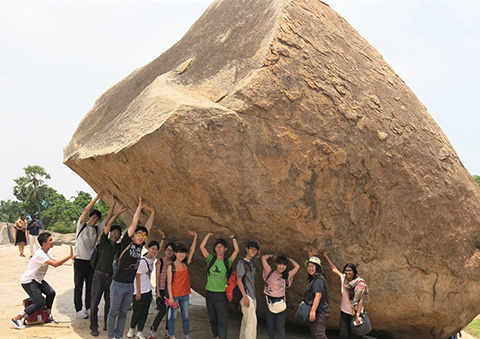 インド工科大学マドラス校の学生に連れて行ってもらった世界遺産マハーバリプラムにて(インド超短期海外派遣プログラム)