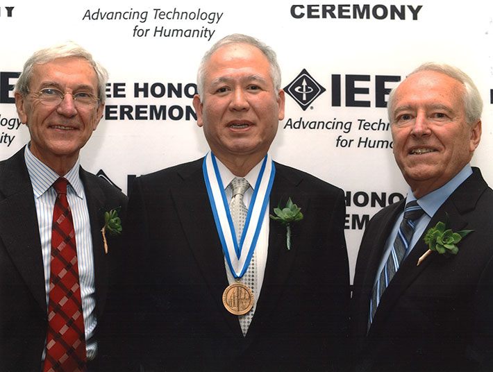(左から)IEEE次期会長、赤木特任教授、IEEE会長