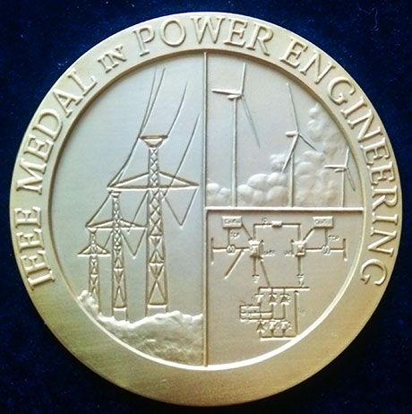 赤木特任教授に贈呈された金メダル(直径65 mm、厚さ5 mm、重さ163 g)と賞状