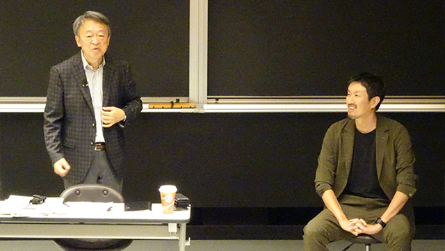 第3部の回答を引き継ぐ川名准教授(右)