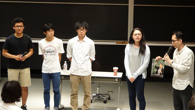 運営を手伝ってくれた学生サポーター(左からジグジット・ヘルレンさん、大関祥久さん、高橋晃大さん、小西優美さん)と、リベラルアーツ研究教育院の谷岡健彦教授