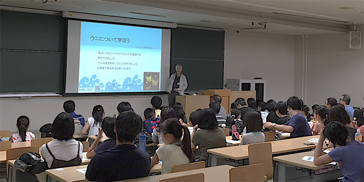 「ウニについて学ぼう」についての説明を聞く参加者
