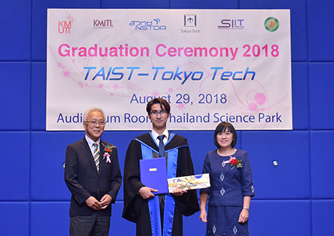 水本理事・副学長(左)、オムジャイ副長官と記念撮影