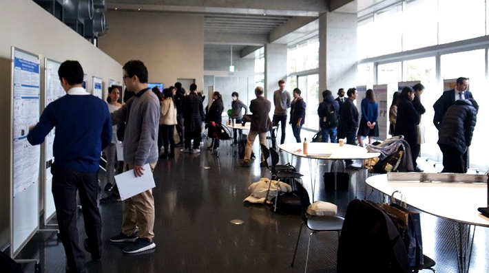 ELSIギャラリー(石川台7号館)で行われたポスター研究発表