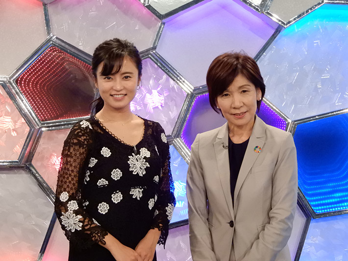 ナビゲーターの小島瑠璃子さん(左)と波多野睦子教授(右)(NHKスタジオにて)