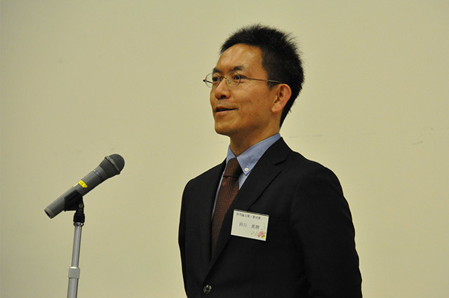 受賞者を代表して挨拶する田口英樹教授（研究論文賞・著述賞）