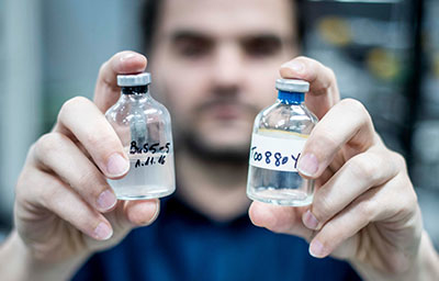 本研究で分析したサンプル。画面左のサンプルはプロパンとともに培養したバクテリアの培養容器。画面右のサンプルは天然ガスを封入した容器。