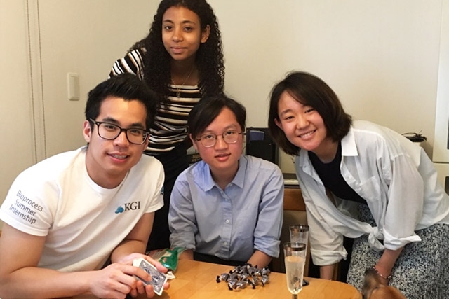 トランプゲームで遊ぶ留学生と山崎さん(右端)