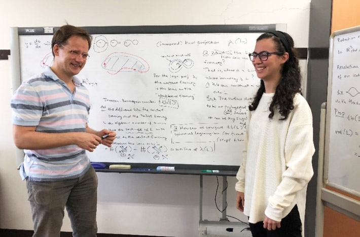 カルマン准教授(左)とオルガさん