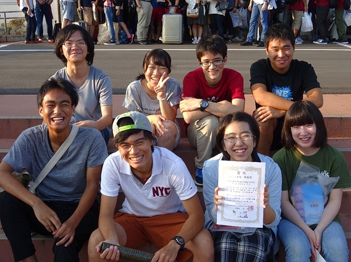 ジュニア部門で準優勝した「ぴよぴよソウル」のメンバー 前列左から山口さん、佐藤さん、岡部さん、角田さん、後列左から平野さん、池田さん、濵中さん、川島さん