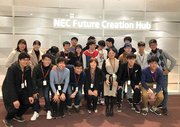 NEC Future Creation Hubを見学する学生たち
