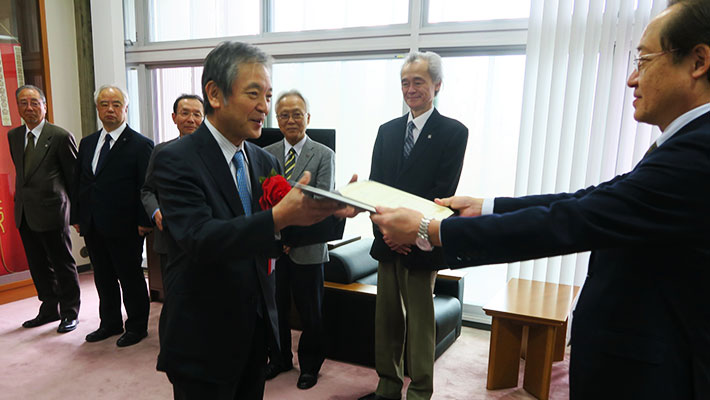 益学長(右)から栄誉教授の称号記を受け取る鈴木特命教授