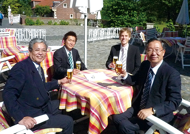 大学院時代の指導教員である嶋田教授(右)、計測器開発者で同じ研究室にいたロバート・クレッパーさん(右から2番目)と