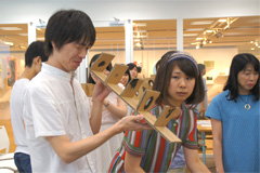 観客に自由にさわってもらう