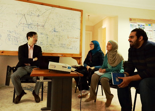 E-JUSTでの授業の様子（左端が大川原特任准教授）