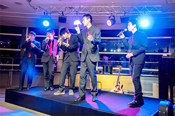 オープンマイク・イベントでのパフォーマンス(右端が鎌田さん)