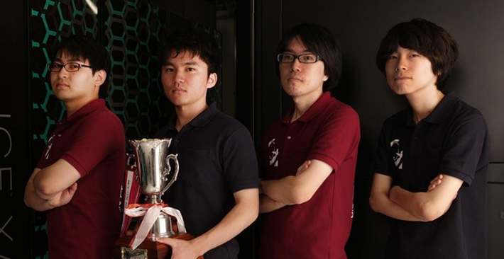 優勝チームのメンバー(左から)岸本崇志さん、大橋滉也さん、澤田一樹さん、高山柊さん