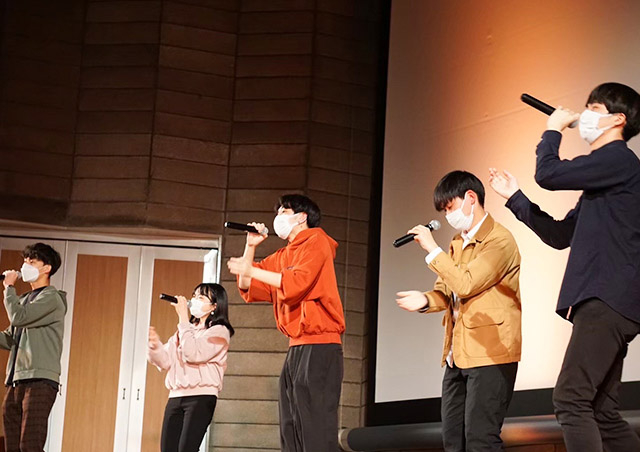 サークルライブで演奏するバンド「土曜どうよ?」