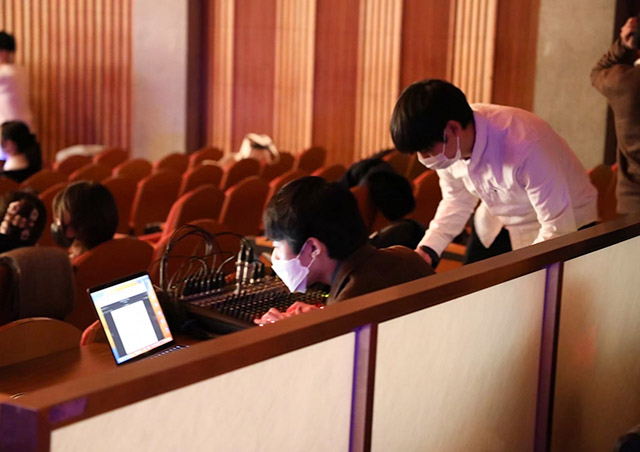 サークルライブで作業するPA(音響)係