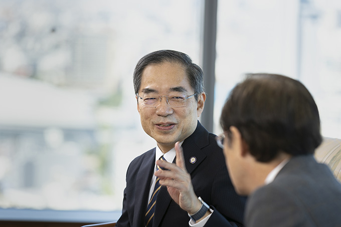 益学長に語りかける田中学長